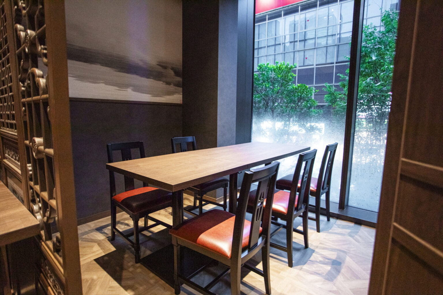 Daylight falling across the window-side tables at Tojin Hanten